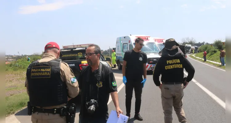 Caminhão tombou e motorista morreu