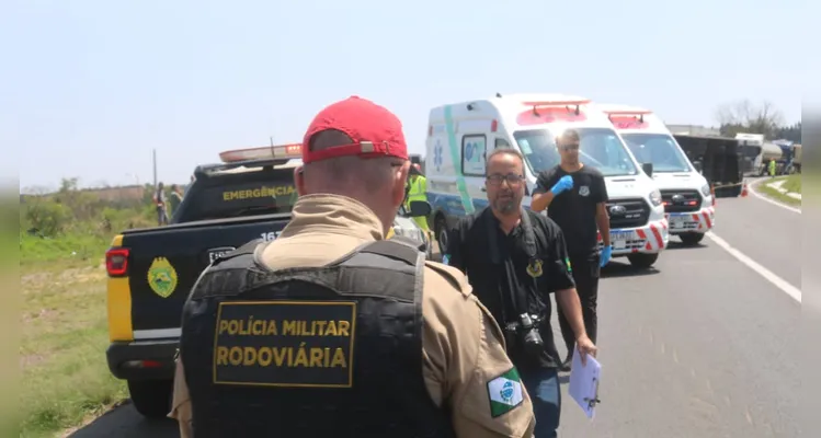 Caminhão tombou e motorista morreu