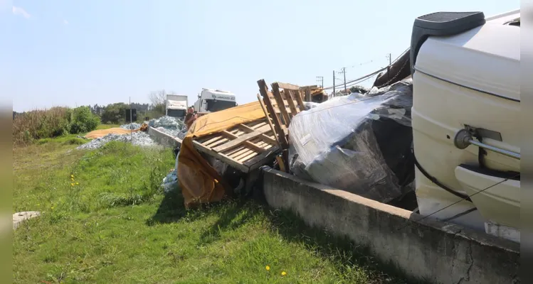 Caminhão tombou e motorista morreu
