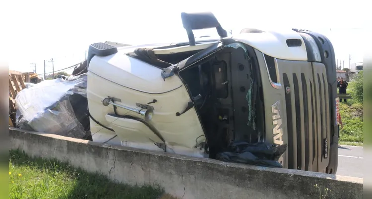Caminhão tombou e motorista morreu