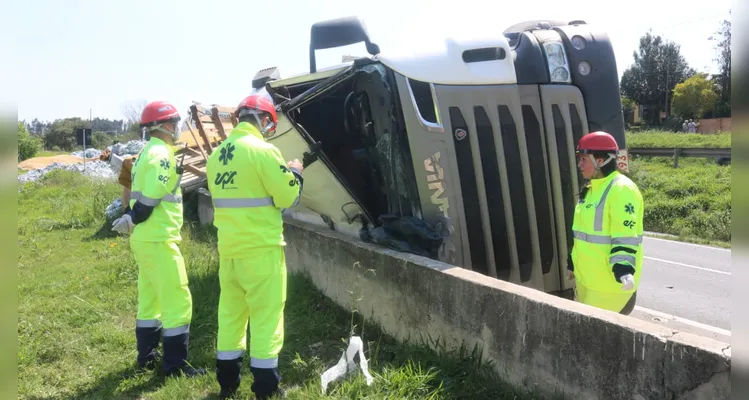 Caminhão tombou e motorista morreu