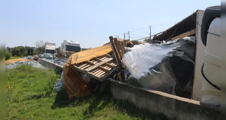 Caminhão tombou e motorista morreu