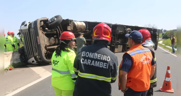 Caminhão tombou e motorista morreu