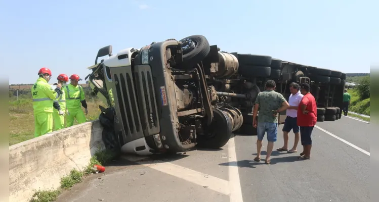 Caminhão tombou e motorista morreu