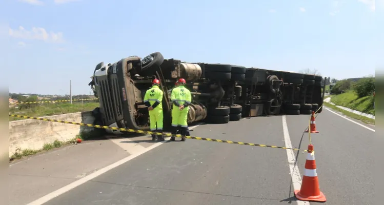 Caminhão tombou e motorista morreu