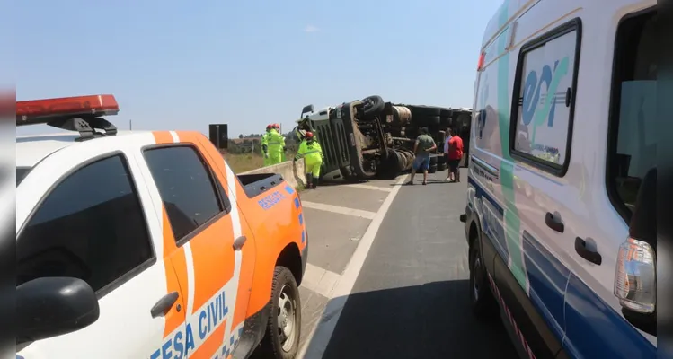 Caminhão tombou e motorista morreu