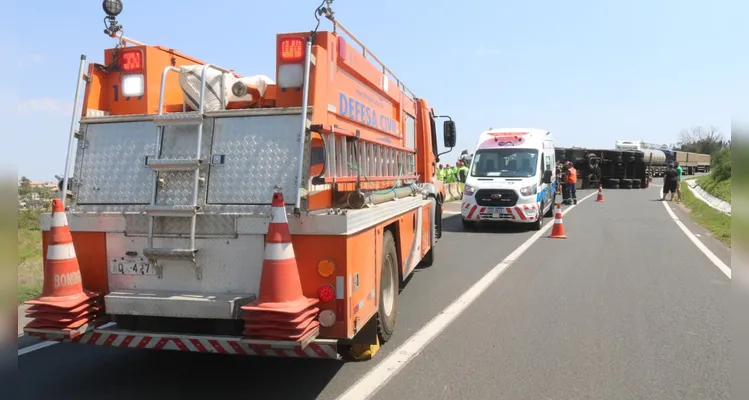 Caminhão tombou e motorista morreu