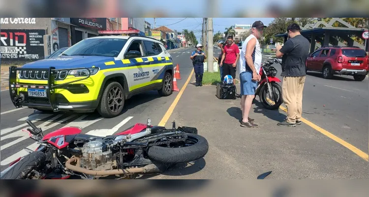 Motos colidem em rotatória e acidente deixa vítima com fraturas em PG