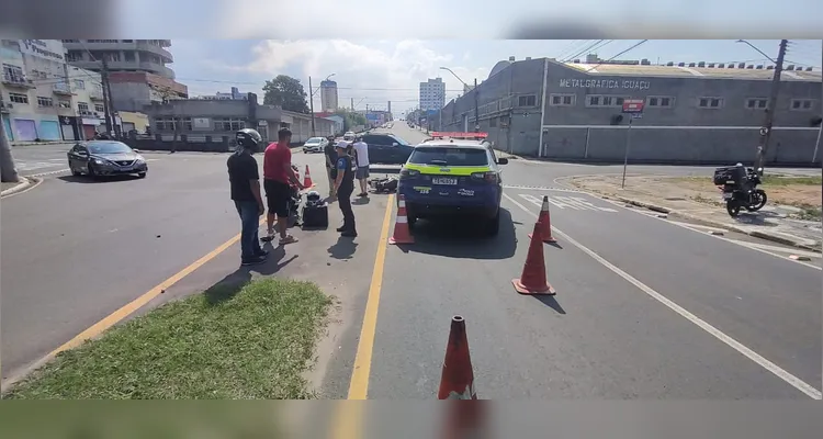 Motos colidem em rotatória e acidente deixa vítima com fraturas em PG