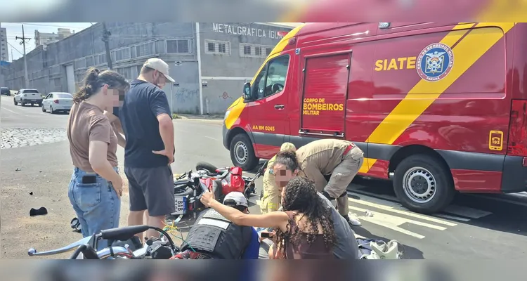 Motos colidem em rotatória e acidente deixa vítima com fraturas em PG