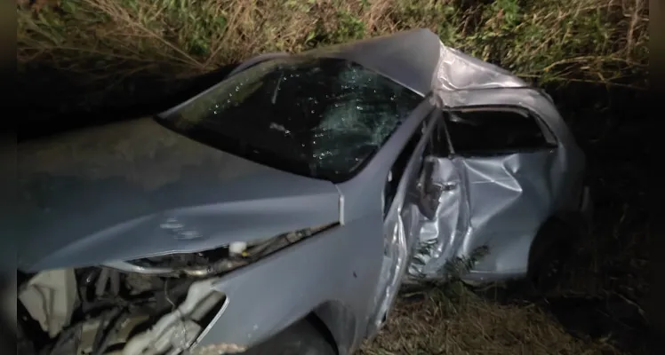 Carro atinge e derruba poste às margens da PR-151 em Carambeí; veja vídeo