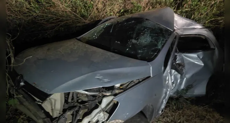 Carro atinge e derruba poste às margens da PR-151 em Carambeí; veja vídeo