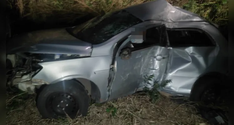 Carro atinge e derruba poste às margens da PR-151 em Carambeí; veja vídeo