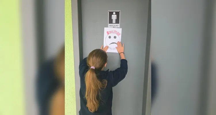 A classe realizou debates, confeccionou cartazes, distribuiu flores e mensagens positivas e gravou uma paródia educativa sobre o tema.