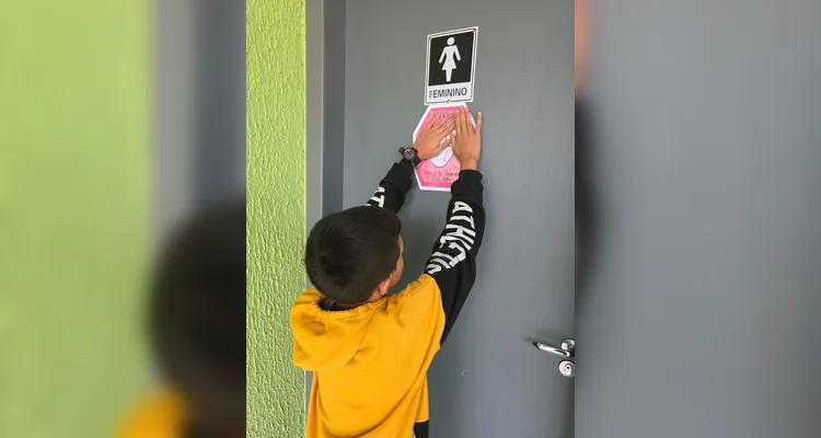 A classe realizou debates, confeccionou cartazes, distribuiu flores e mensagens positivas e gravou uma paródia educativa sobre o tema.