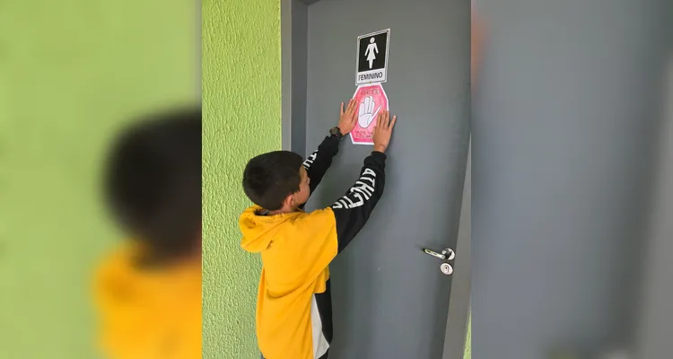 A classe realizou debates, confeccionou cartazes, distribuiu flores e mensagens positivas e gravou uma paródia educativa sobre o tema.