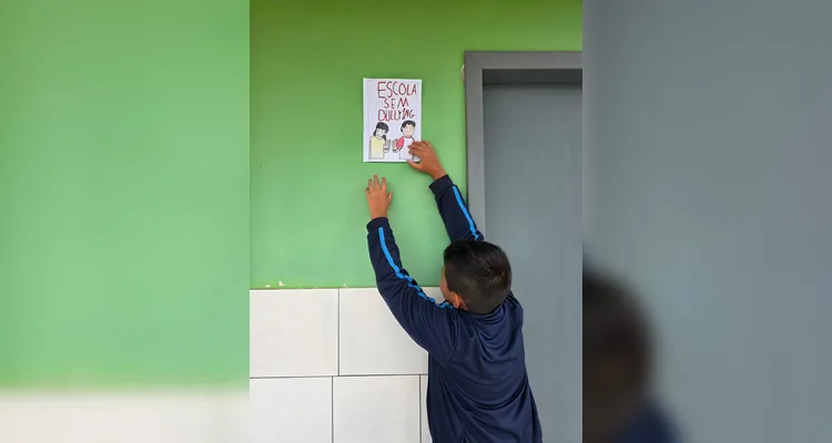 A classe realizou debates, confeccionou cartazes, distribuiu flores e mensagens positivas e gravou uma paródia educativa sobre o tema.