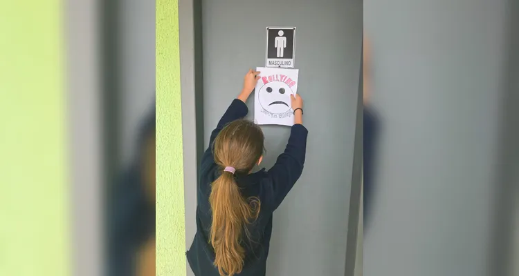 A classe realizou debates, confeccionou cartazes, distribuiu flores e mensagens positivas e gravou uma paródia educativa sobre o tema.