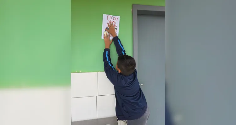A classe realizou debates, confeccionou cartazes, distribuiu flores e mensagens positivas e gravou uma paródia educativa sobre o tema.