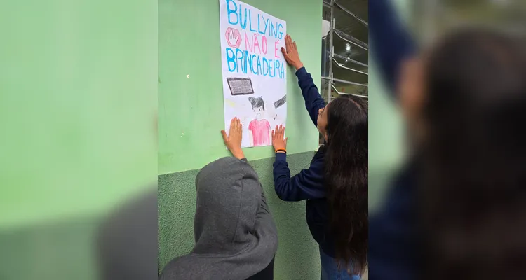 A classe realizou debates, confeccionou cartazes, distribuiu flores e mensagens positivas e gravou uma paródia educativa sobre o tema.