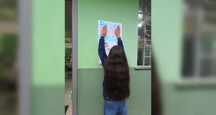 A classe realizou debates, confeccionou cartazes, distribuiu flores e mensagens positivas e gravou uma paródia educativa sobre o tema.
