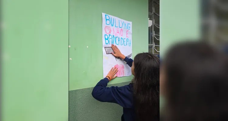 A classe realizou debates, confeccionou cartazes, distribuiu flores e mensagens positivas e gravou uma paródia educativa sobre o tema.