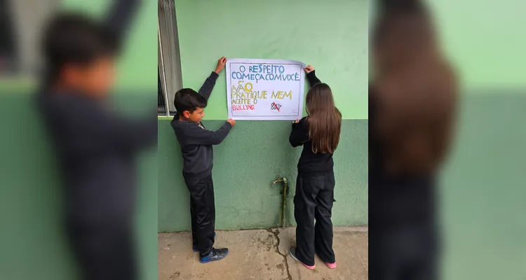 A classe realizou debates, confeccionou cartazes, distribuiu flores e mensagens positivas e gravou uma paródia educativa sobre o tema.