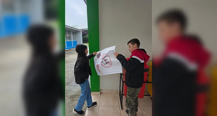 A classe realizou debates, confeccionou cartazes, distribuiu flores e mensagens positivas e gravou uma paródia educativa sobre o tema.