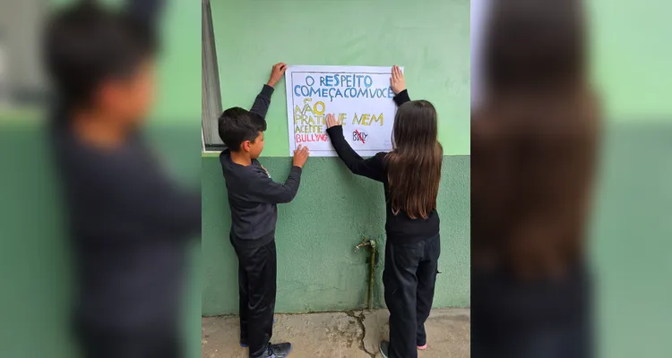 A classe realizou debates, confeccionou cartazes, distribuiu flores e mensagens positivas e gravou uma paródia educativa sobre o tema.