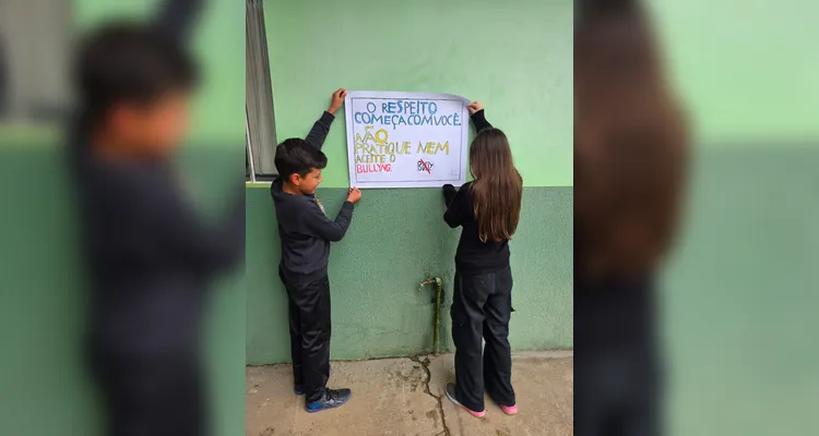 A classe realizou debates, confeccionou cartazes, distribuiu flores e mensagens positivas e gravou uma paródia educativa sobre o tema.