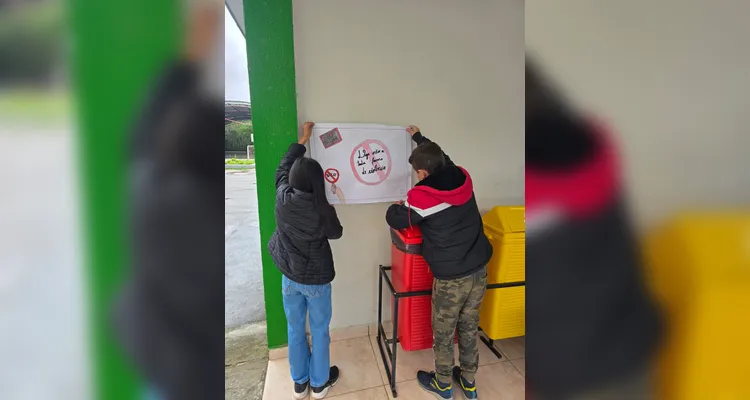 A classe realizou debates, confeccionou cartazes, distribuiu flores e mensagens positivas e gravou uma paródia educativa sobre o tema.
