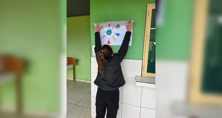 A classe realizou debates, confeccionou cartazes, distribuiu flores e mensagens positivas e gravou uma paródia educativa sobre o tema.