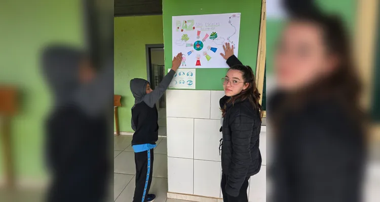 A classe realizou debates, confeccionou cartazes, distribuiu flores e mensagens positivas e gravou uma paródia educativa sobre o tema.
