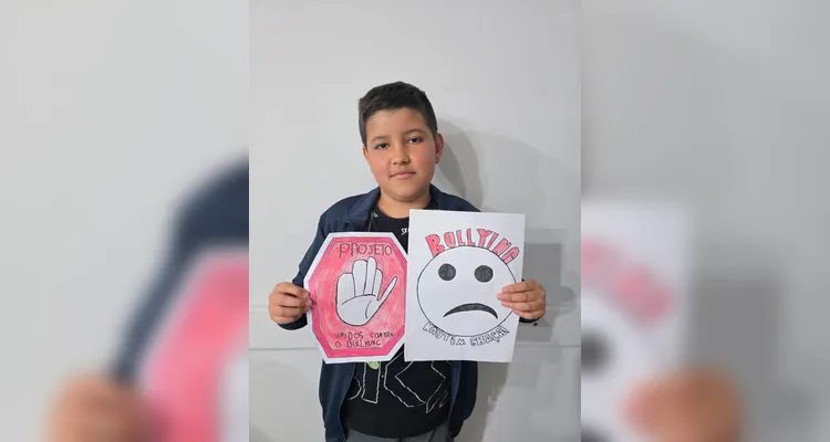 A classe realizou debates, confeccionou cartazes, distribuiu flores e mensagens positivas e gravou uma paródia educativa sobre o tema.