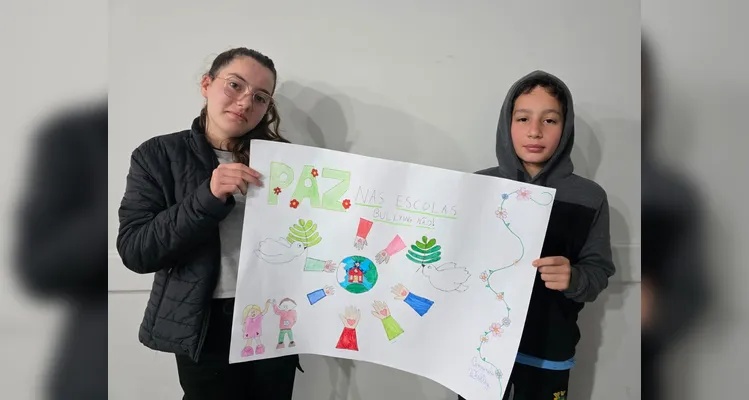 A classe realizou debates, confeccionou cartazes, distribuiu flores e mensagens positivas e gravou uma paródia educativa sobre o tema.