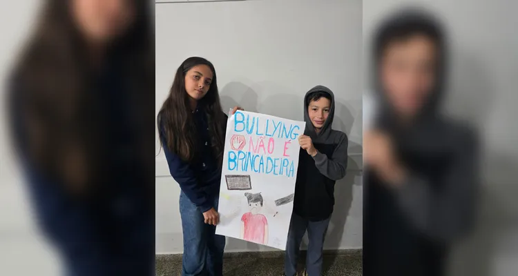 A classe realizou debates, confeccionou cartazes, distribuiu flores e mensagens positivas e gravou uma paródia educativa sobre o tema.