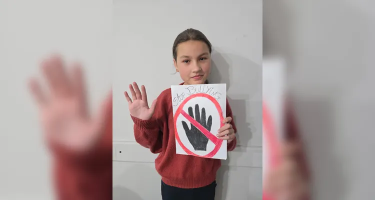 A classe realizou debates, confeccionou cartazes, distribuiu flores e mensagens positivas e gravou uma paródia educativa sobre o tema.