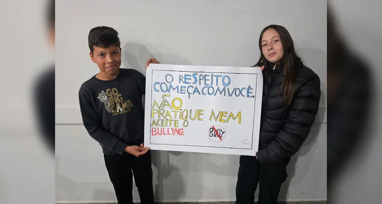 A classe realizou debates, confeccionou cartazes, distribuiu flores e mensagens positivas e gravou uma paródia educativa sobre o tema.