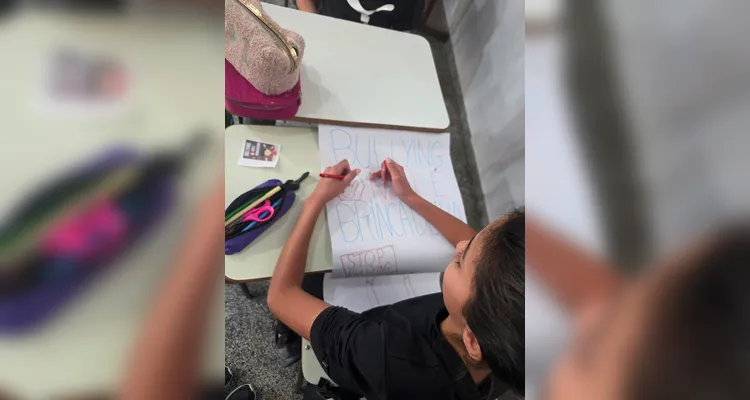 A classe realizou debates, confeccionou cartazes, distribuiu flores e mensagens positivas e gravou uma paródia educativa sobre o tema.