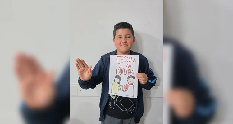 A classe realizou debates, confeccionou cartazes, distribuiu flores e mensagens positivas e gravou uma paródia educativa sobre o tema.