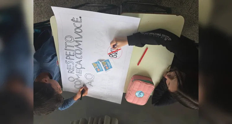 A classe realizou debates, confeccionou cartazes, distribuiu flores e mensagens positivas e gravou uma paródia educativa sobre o tema.