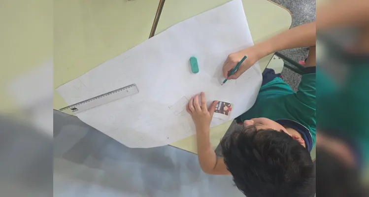 A classe realizou debates, confeccionou cartazes, distribuiu flores e mensagens positivas e gravou uma paródia educativa sobre o tema.