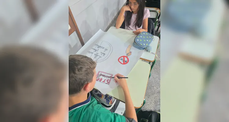 A classe realizou debates, confeccionou cartazes, distribuiu flores e mensagens positivas e gravou uma paródia educativa sobre o tema.