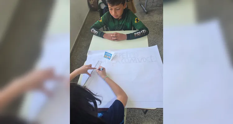A classe realizou debates, confeccionou cartazes, distribuiu flores e mensagens positivas e gravou uma paródia educativa sobre o tema.