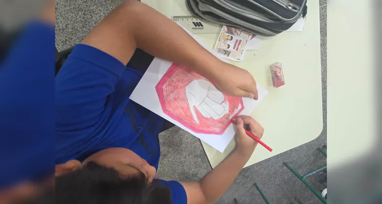 A classe realizou debates, confeccionou cartazes, distribuiu flores e mensagens positivas e gravou uma paródia educativa sobre o tema.