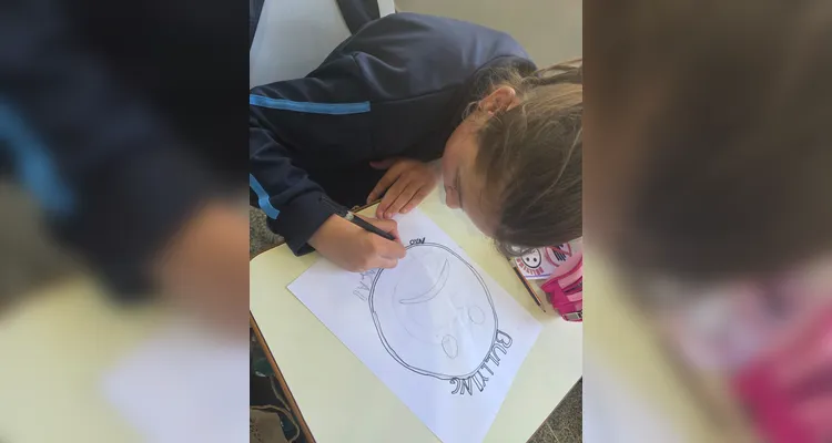 A classe realizou debates, confeccionou cartazes, distribuiu flores e mensagens positivas e gravou uma paródia educativa sobre o tema.