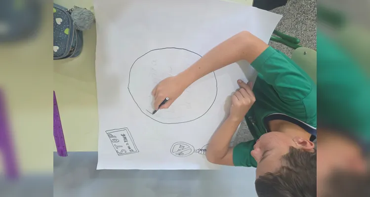 A classe realizou debates, confeccionou cartazes, distribuiu flores e mensagens positivas e gravou uma paródia educativa sobre o tema.