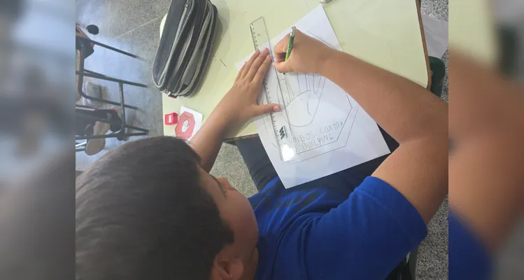 A classe realizou debates, confeccionou cartazes, distribuiu flores e mensagens positivas e gravou uma paródia educativa sobre o tema.