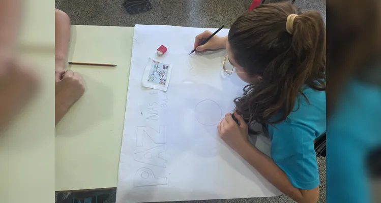 A classe realizou debates, confeccionou cartazes, distribuiu flores e mensagens positivas e gravou uma paródia educativa sobre o tema.