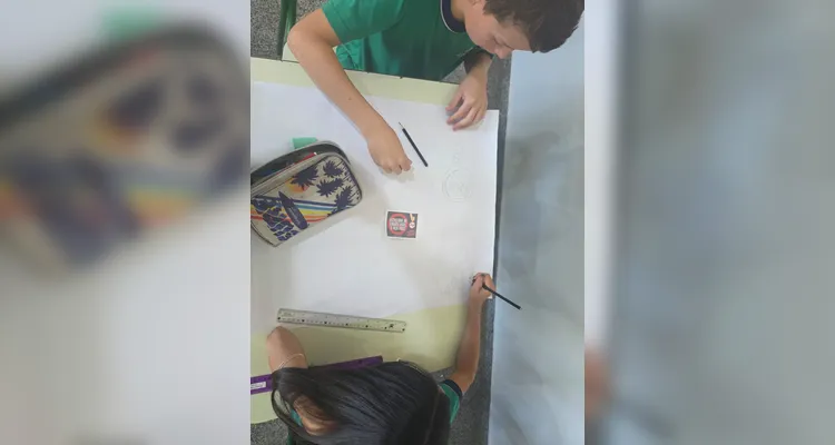 A classe realizou debates, confeccionou cartazes, distribuiu flores e mensagens positivas e gravou uma paródia educativa sobre o tema.
